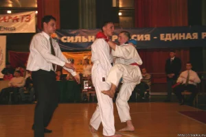 Финальный бой победителя соревнований по кумитэ среди юношей 14-15 в категории свыше 55 кг. Александра Цыганкова (г.Холмск)