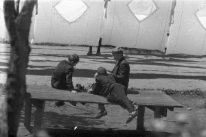 Игра в шахматы на фоне сохнувших простыней (Южно-Сахалинск, 1960-е годы)