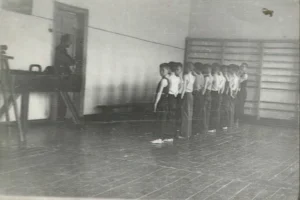 Урок физкультуры в школе поселка Эхаби, середина 1950-х годов