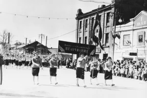 Спортсменки южно-сахалинского педучилища на параде (1950-е годы)