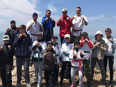 Каратисты провели тренировку на пике Чехова