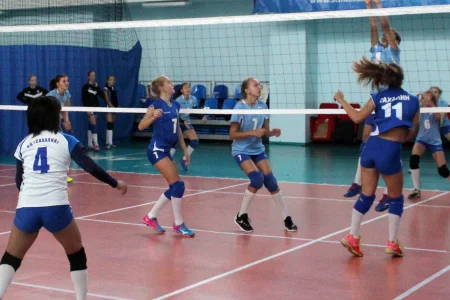 В чемпионате города по волейболу определились лидеры