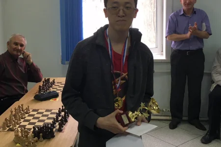 Дмитрий Ден выиграл открытый чемпионат Южно-Сахалинска по быстрым шахматам