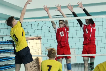 Лидеры открытого первенства области по волейболу начали турнир без поражений