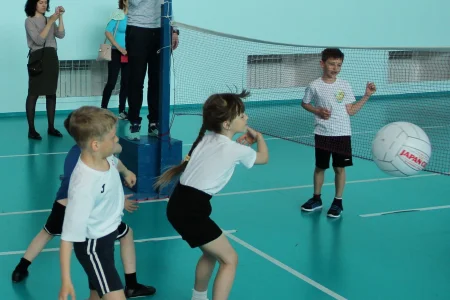 Дошколята играют в мини-волейбол
