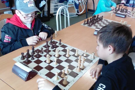 Победителя турнира по быстрым шахматам в Холмске удалось выявить только после подсчета дополнительных показателей