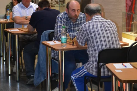 Два международных гроссмейстера лидируют на «Кубке АО «Гидрострой»