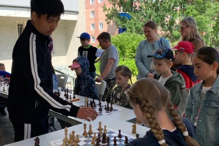 Максим Кан завершил серию сеансов одновременной игры в шахматы, посвящённую Дню молодежи