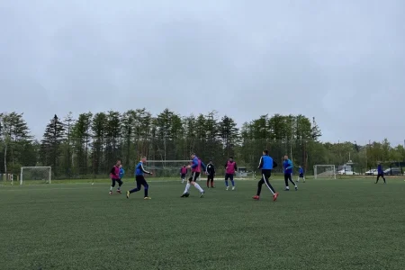 Главный приз футбольного турнира остался в Ногликах