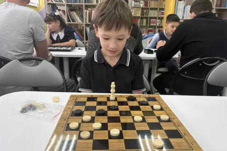 В Ногликах сыграли в шашки