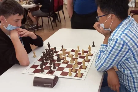 В Холмске стартовал первый оффлайн-турнир по быстрым шахматам за весенне-летний период
