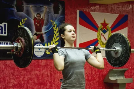 Мальчишки и девчонки, а также их родители, со штангой заниматься не хотите ли?