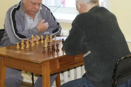 В первенстве Южно-Сахалинска по шахматам среди ветеранов обострилась борьба за лидерство 