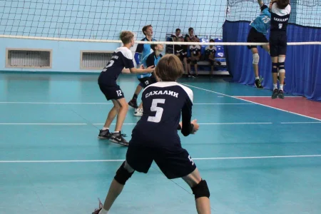 В турнире юношей блистает «Динамо», у девушек с побед стартовали «Сахалин», «Изумруд» и «Искра»