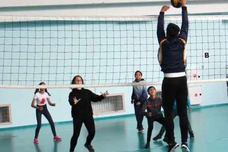 «Овощи» и «Ромашки» состязались в пионерболе