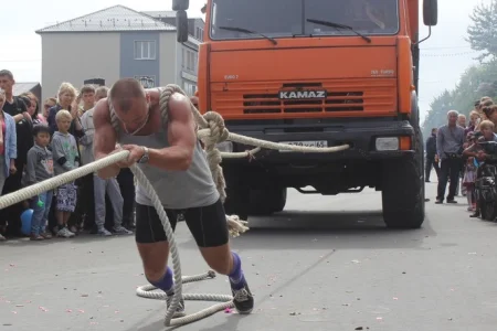 Шоу «Strong men», волейбол на матах и веселые автогонки 