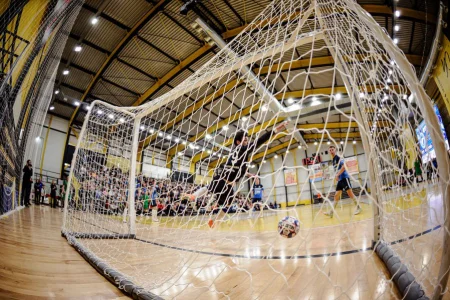 В футзале заполуфиналило