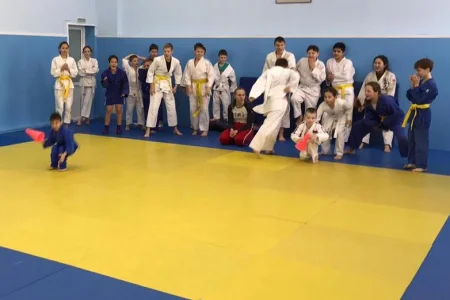 Юные дзюдоисты, самбисты и борцы вышли на «Веселые старты»