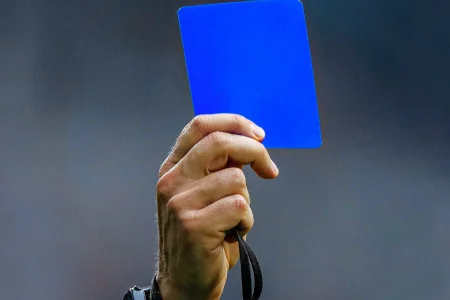 В футболе могут появиться синие карточки
