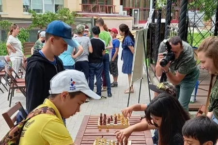 Михаил Бамбизо и Артем Хуснулгатин приобщили к шахматам юных сахалинцев