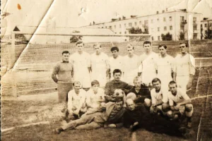 Сборная Сахалинской области на стадионе ДОСА.
1967 год