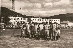 В 1960 году южно-сахалинский «Локомотив» выиграл у хабаровской «Зари». Это был полуфинальный матч Кубка Дальнего Востока по футболу. За игрой наблюдали не только болельщики на стадионе «ДОСА», но и рабочие на стройке дома по ул. Комсомольской. 