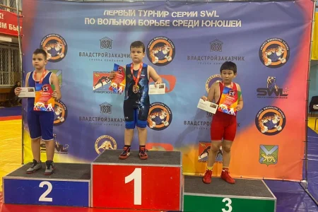 Островные борцы завоевали одиннадцать медалей на представительном турнире во Владивостоке