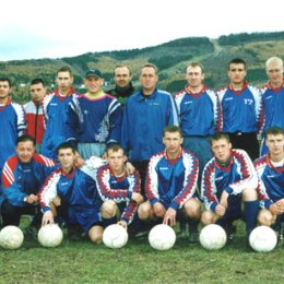 "Локомотив" (Южно-Сахалинск) перед началом сезона 2002 года.