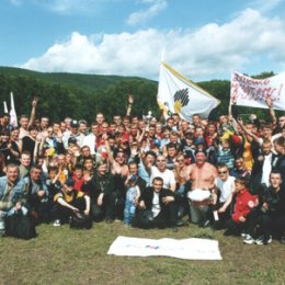  Болельшики \"Нефтяника\" празднуют победу своей команды в финале Кубка области 2002 года.