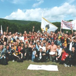 Болельшики \"Нефтяника\" празднуют победу своей команды в финале Кубка области 2002 года