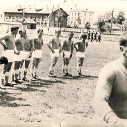 Команда \"Локомотив\" (Южно-Сахалинск), занявшая 1 место в первестве ДВЖД. Капитан команды Игорь Лукенчук. Хабаровск, 1963