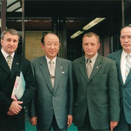 Мэр г.Хакодате (Япония) Хироси Иноуэ (в центре)
август 2004г.