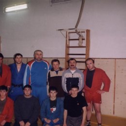 Третий слева - Мурат Хасанов, девятикратный чемпион мира по борьбе самбо. Четвертый слева - первый вице-президент Сахалинской федерации дзюдо Валентин Кардаш. Пятый слева - Хамид Хапай, чемпион мира по борьбе самбо. 