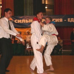 Финальный бой победителя соревнований по кумитэ среди юношей 14-15 в категории свыше 55 кг. Александра Цыганкова (г.Холмск)