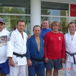 Тренеры  команд Сибири и Дальнего Востока  со старшим тренером сборной России по дзюдо С.М.Космыниным (в красной футболке)