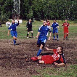 Виктор АГЕЕВ (в красной форме). Родился 7 декабря 1969 года. Воспитанник быковского футбола. Выступал за команды «Шахтер» (Быков), «Автомобилист» (Южно-Сахалинск), «Нефтяник» (Ноглики), «Портовик» (Холмск), «Крылья Сахалина» (Южно-Сахалинск), «Энергия» (Южно-Сахалинск). Чемпион области 1998, 2003, 2004, 2008 годов. Серебряный призер 1991,1993,1997 годов. Бронзовый призер 1992, 2005, 2011 годов. Обладатель Кубка области 2008 года. Обладатель Суперкубка области 2008 года. Победитель зонального турнира первенства России среди команд ЛФК 2004 и 2006 годов. Бронзовый призер зонального турнира среди команд ЛФК 2001-2003 годов. Обладатель Кубка Дальнего Востока 2003 года. Лучший нападающий и бомбардир (25 голов) чемпионата области 1993 года. Лучший полузащитник чемпионата области 1996 года. Лучший нападающий чемпионата области по футзалу 2003 года. Лучший нападающий чемпионата области 2003 года. Лучший полузащитник Кубка области по футзалу 2004 года. Лучший бомбардир Кубка Дальнего Востока 2003 года. 