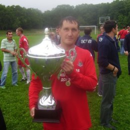 Юрий ПОРТНОВ. Родился в 1975 году. Воспитанник сахалинского футбола. Выступал за команды «Автомобилист» (Южно-Сахалинск), «Рыбак» (Поронайск), «Портовик» (Холмск), «Нефтяник» (Ноглики), «Крылья Сахалина» (Южно-Сахалинск), «Энергия» (Южно-Сахалинск), «Локомотив-Тепличный» (Южно-Сахалинск). Чемпион области 1997, 1999, 2002, 2003 годов. Серебряный призер 1998, 2001,2007 и 2008 годов. Бронзовый призер 1993, 1994, 1995, 2000 годов. Обладатель Кубка области 1993, 1998, 2001, 2002, 2007 годов. Обладатель Суперкубка области 1997 и 1998 годов. Победитель зонального турнира первенства России среди команд ЛФК 2002 года. Участник финального турнира первенства России среди команд ЛФК 2002 года. Бронзовый призер зонального турнира первенства России среди команд ЛФК 2003 года. Всего в первенствах России среди команд ЛФК провел 55 матчей. Бронзовый призер чемпионата Дальнего Востока 1993 года. Обладатель кубка Дальнего Востока 2001 года. Лучший полузащитник области 1997 года. 