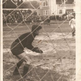 Николай ГОЛОПУЗОВ. Родился 8 декабря 1936 года в Краснодаре. Один из лучших вратарей за всю историю сахалинского футбола. Выступал за команды «Сахалиниец» (Долинск) – 1956, ДОСА (Южно-Сахалинск) - 1957г., «Локомотив» (Южно-Сахалинск) – 1958-1970гг. Чемпион и обладатель Кубка Дальневосточного военного округа 1956 года. Чемпион области 1957 года, серебряный призер 1960, 1968 годов,  бронзовый призер 1958, 1961, 1969 годов. Обладатель Кубка области 1960 года. Финалист Кубка области 1959 года. Финалист Кубка Дальнего Востока 1960 года. Неоднократно привлекался в сборную команду Сахалинской области, в составе которой стал трехкратным обладателем Кубка Севера. Шестикратный  чемпион области по хоккею с мячом, трехкратный серебряный и бронзовый призер. Обладатель Кубка области 1959 года.  Серебряный и бронзовый призер первенств РСФСР в дальневосточной зоне по хоккею с мячом. Участник отборочных турниров Спартакиады народов РСФСР по хоккею с мячом. Трехкратный серебряный призер чемпионатов области по хоккею с шайбой. Участник первенства РСФСР среди команд второй группы 1964 года по хоккею с шайбой (4-е место в составе «Динамо» из Южно-Сахалинска). Неоднократный чемпион и рекордсмен Сахалинской области по конькобежному спорту. 