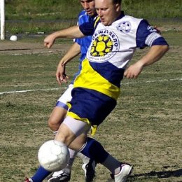 Алексей КУРЯЕВ. Родился 3.09.1974. Воспитанник сахалинского футбола. Выступал за команды мастеров «Сахалин» и «Автомобилист». В чемпионатах и Кубках области выступал за  «Колос» Троицкое (1993), «Рыбак» Поронайск (1994), «Автомобилист» Южно-Сахалинск (1995-1999), «Спартак» Южно-Сахалинск (1990-1992, 1999-2001), «Локомотив» Южно-Сахалинск (2002-2003), «Крылья Сахалина» Южно-Сахалинск (2004-2005), «Энергию» Южно-Сахалинск (2005-2006). Чемпион области 1997 года, серебряный призер 1998 года, бронзовый призер 1994, 1995, 2002-2005 годов. Лучший нападающий и бомбардир (30 голов) чемпионата области 1994 года. Лучший бомбардир чемпионата области по футзалу 2003 года – 19 голов. Лучший нападающий Кубка области по футзалу 2004 года. Один из лучших бомбардиров за всю историю сахалинского футбола. 