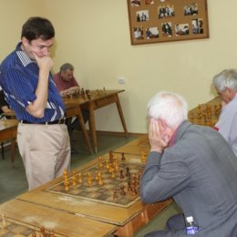 Международный мастер Алексей Романов проводит сеанс одновременной игры. ГШК "Каисса" (17.06.2012). 