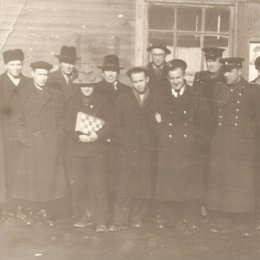 Шахматисты Южно-Сахалинска, начало 1950-х годов. Слева направо: Александр Сёмов (в чемпионате области 1954 года разделил 2-5 место), неизвестен, Василий Андреевич Маслов, В. С. Соколов (в чемпионате области 1957 года разделил 2-3 место), неизвестен, К. В. Гришин (второй призер областного турнира памяти Михаила Чигорина 1950 года, в чемпионате области 1954 года разделил 2-5 место), неизвестен, Юрий Трифонов, Владимир Иванов, Виктор Владимирович Шарко, Борис Баранов (чемпион  Сахалинской области 1949 и 1957 годов, серебряный призер 1948 и 1950 годов, бронзовый призер 1954 года, в чемпионате области 1954 года разделил 2-5 место), Николайчук, неизвестен, неизвестен. 