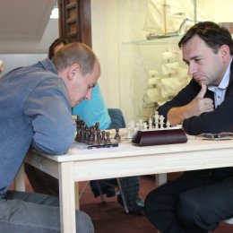 Международные мастера Сергей Кравцов (Владивосток) и Алексей Романов (Южно-Сахалинск) сильнейшего не выявили - ничья! 