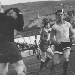 Алексей Хомич в этот раз поймал мяч. Но в следующем моменте Игорь Бондаренко (на переднем плане) сумел переиграть прославленного голкипера. 1968 год. 