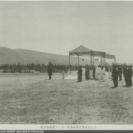 Его Высочество Хирохито присутствует на конных состязаниях на ипподроме Тойохара