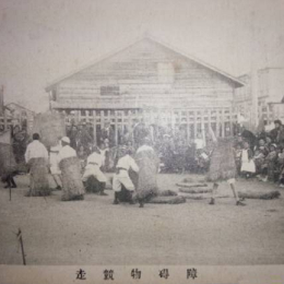 Бег с препятствиями во дворе школы