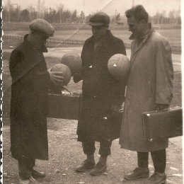 Сахалинские футболисты второй половины 1950-х годов на стадионе в городском парке. 