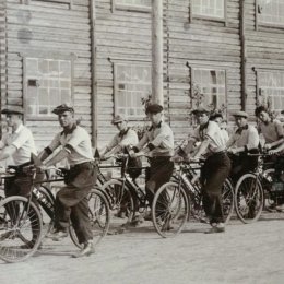 Участники первого велопробега в истории охинского спорта. Маршрут:  Оха – Москальво – Некрасовка – Москальво – Оха. Сентябрь, 1938 года. Велопробег был посвящен 20-летию сахалинского комсомола. 