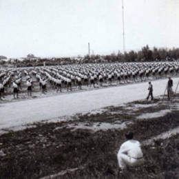 Гимнастические упражнения на стадионе в парке Тойохары 