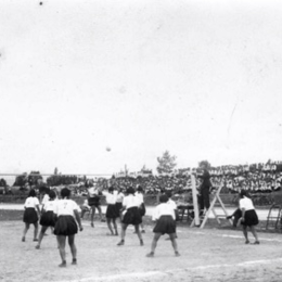 Игра в волейбол на стадионе в парке Тойохары 