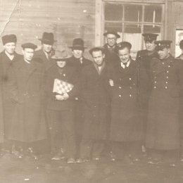 Ретрофото
Шахматисты Южно-Сахалинска, начало 1950-х годов. 
Слева направо: Александр Сёмов (в чемпионате области 1954 года разделил 2-5 место), неизвестен, Василий Андреевич Маслов, В. С. Соколов (в чемпионате области 1957 года разделил 2-3 место), неизвестен, К. В. Гришин (второй призер областного турнира памяти Михаила Чигорина 1950 года, в чемпионате области 1954 года разделил 2-5 место), неизвестен, Юрий Трифонов, Владимир Иванов, Виктор Владимирович Шарко, Борис Баранов (чемпион Сахалинской области 1949 и 1957 годов, серебряный призер 1948 и 1950 годов, бронзовый призер 1954 года, в чемпионате области 1954 года разделил 2-5 место), Николайчук, неизвестен, неизвестен.
